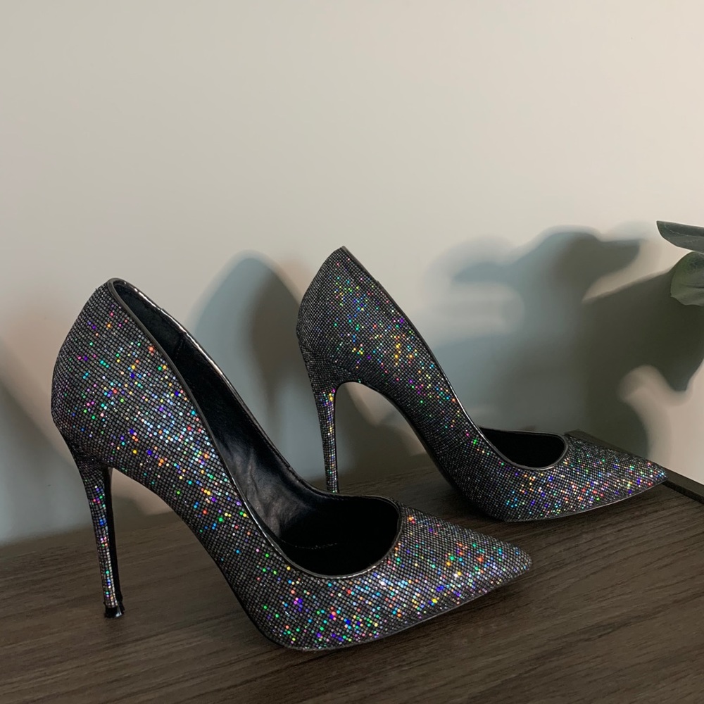 Multicolored glitter pumps